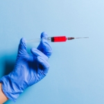 Cómo las vacunas contra el COVID-19 pueden causar coágulos de sangre y otros problemas